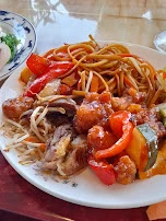 Gebratene Nudeln Und Süsssaueres Fleisch Und Gemüse